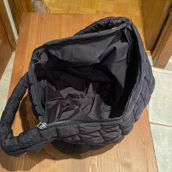 Black bag with strap and zipper - Picture 2 of 8